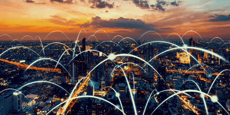 Frankfurter Smart City Skyline im Sonnenuntergang, in der Stadt sind mehrere Punkte miteinander verbunden