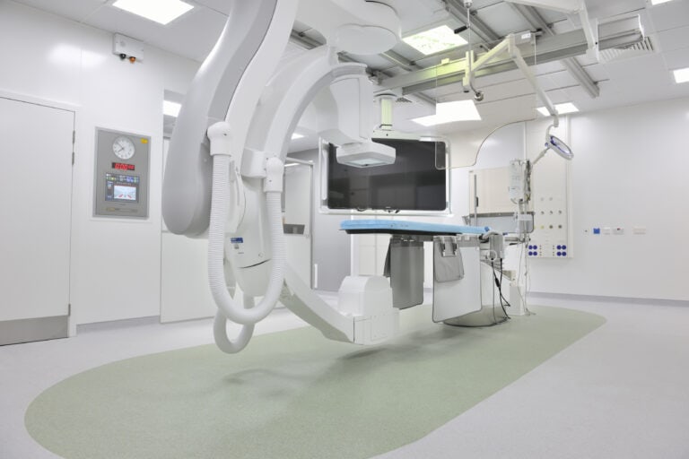Operating theatre equipped with KVM technology for better data access.